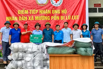 Lãnh đạo Công ty Cổ phần cao su Điện Biên trao lương thực, đồ dùng thiết yếu hỗ trợ người dân bị thiệt hại do lũ quét Mường Pồn.