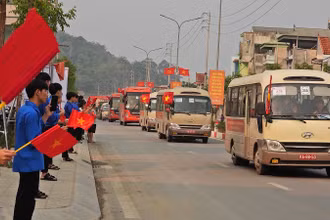 Đoàn viên thanh niên và nhân dân huyện Mường Ảng tỉnh Điện Biên hân hoan chào đón các lực lượng về Điện Biên tham gia diễu binh, diễu hành tại lễ Kỷ niệm 70 năm Chiến thắng Điện Biên Phủ.