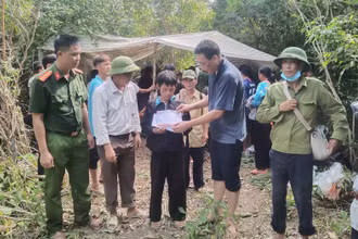 Ông Nguyễn Tiến Cường, Phó Chủ tịch Ủy ban nhân dân huyện Điện Biên, trao hỗ trợ gia đình nạn nhân Giàng Thị Dia ở điểm dân cư Huổi Ké.