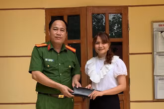 Ngay khi hoàn thiện thủ tục xác minh, Cán bộ Công an xã Núa Ngam trao trả tài sản cho công dân.