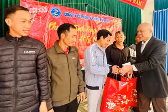 Ông Đinh Quốc Lộc, Phó Giám đốc Công ty cổ phần Cấp nước Điện Biên trao quà Tết tặng các gia đình nghèo ở xã Nậm Tin.