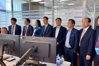 Đồng chí Lê Thành Đô, Chủ tịch Ủy ban nhân dân tỉnh và Đoàn công tác tham quan tại Trung tâm Giám sát và Bảo an thành phố Saint Petersburg. (Ảnh: HẢI HÀ)