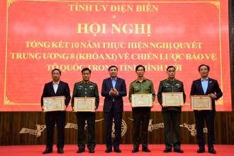Bí thư Tỉnh ủy Điện Biên Trần Quốc Cường, trao Bằng khen tặng các tập thể có nhiều thành tích xuất sắc trong thực hiện Nghị quyết.