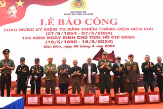 Ban Giám đốc Công an tỉnh Hà Nam trao quà tặng các chiến sĩ Điện Biên.