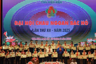 Đồng chí Mùa A Vảng, Chủ tịch Ủy ban Mặt trận Tổ quốc Việt Nam tỉnh Điện Biên cùng anh Đặng Thành Huy, Bí thư Tỉnh đoàn Điện Biên trao thưởng các đội viên xuất sắc.