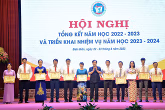 Đồng chí Vừ A Bằng, Phó Chủ tịch Ủy ban nhân dân tỉnh Điện Biên trao Bằng khen Ủy ban nhân dân tỉnh cho các cá nhân có thành tích xuất sắc trong năm học 2022-2023.