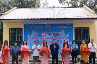 Cắt băng khánh thành nhà công vụ tại điểm trường Cây Sặt. 