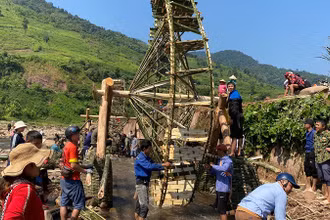 Bà con nhân dân các bản trong xã Chà Nưa góp sức cải tạo cảnh quan giúp bản Nà Sự duy trì mô hình bản du lịch cộng đồng. (Ảnh: BÍCH HẠNH)