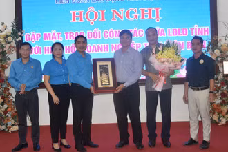 Đồng chí Tẩn Minh Long, Chủ tịch Liên đoàn Lao động tỉnh tặng quà lưu niệm, chúc mừng các doanh nhân, Hiệp hội Doanh nghiệp tỉnh Điện Biên.