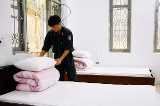 Chiến sĩ Công an tỉnh sắp xếp khu ở miễn phí dành cho người chờ thi sát hạch, cấp giấy phép lái xe.