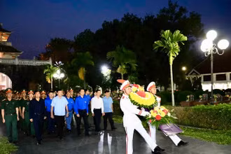 Đoàn viên thanh niên Điện Biên viếng Anh hùng liệt sĩ tại Nghĩa trang liệt sĩ A1.
