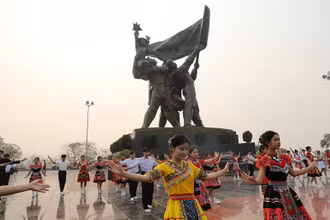 Học sinh Trường Trung học phổ thông Thanh Chăn và Trung học phổ thông Thanh Nưa trình diễn các điệu múa truyền thống các dân tộc tại sân Tượng đài Chiến thắng Điện Biên Phủ (đỉnh đồi D1).