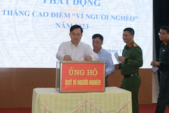 Cán bộ, chiến sĩ các lực lượng vũ trang huyện Mường Ảng, tỉnh Điện Biên ủng hộ Quỹ Vì người nghèo huyện, hỗ trợ nguồn lực giúp hộ nghèo làm nhà.