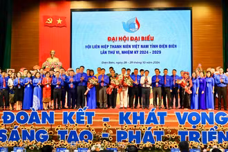 Đồng chí Lò Văn Phương, Chủ tịch Hội đồng nhân dân tỉnh Điện Biên chúc mừng các đồng chí được tín nhiệm bầu tham gia Ban Chấp hành Hội Liên hiệp Thanh niên tỉnh Điện Biên khoá 6.