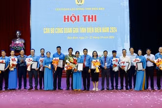 Đồng chí Tẩn Minh Long, Chủ tịch Liên đoàn Lao động tỉnh Điện Biên trao giải cho các đội thi.