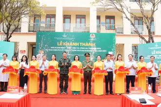 Đại diện lãnh đạo Công an tỉnh Điện Biên và các đơn vị tài trợ cắt băng khánh thành, đưa công trình nhà khám, chữa bệnh Bệnh viện 7/5 vào sử dụng.