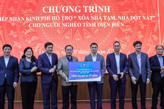 Lãnh đạo Tập đoàn Xăng dầu Việt Nam trao kinh phí xóa nhà tạm, nhà dột nát cho hộ nghèo tỉnh Điện Biên.