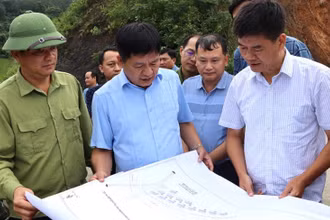 Đồng chí Lê Thành Đô (thứ hai từ trái sang), Chủ tịch UBND tỉnh Điện Biên kiểm tra thực địa các phương án bố trí đất ở, đất sản xuất cho người dân sau lũ quét Mường Pồn.