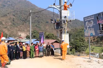 Các đồng chí lãnh đạo huyện Điện Biên cùng nhân dân bản Xa Cuông chứng kiến lễ đóng điện tại Xa Cuông.