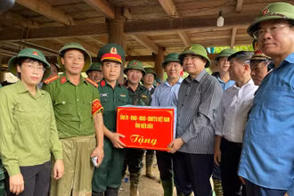 Đồng chí Trần Quốc Cường, Ủy viên Trung ương Đảng, Bí thư Tỉnh ủy Điện Biên động viên các lực lượng đang tìm kiếm, cứu người bị nạn ở Mường Pồn, huyện Điện Biên, tỉnh Điện Biên.