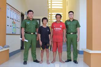 Hai đối tượng Hòa và Hùng tại trụ sở Công an xã Thanh Luông.