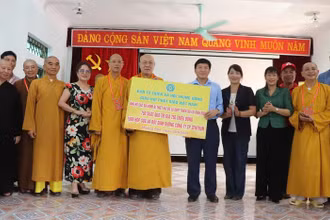 Tại xã Mường Pồn, Hòa thượng Thích Quảng Tùng cùng Đoàn công tác đã trao kinh phí để Ủy ban Mặt trận Tổ quốc Việt Nam tỉnh Điện Biên và các đơn vị triển khai làm 20 căn nhà cho các gia đình bị thiệt hại do lũ quét.