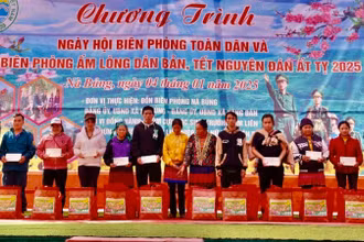 Lãnh đạo Bộ Chỉ huy Bộ đội Biên phòng tỉnh Điện Biên tặng quà các gia đình trên địa bàn hai xã Nà Bủng, Vàng Đán. 