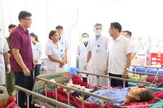 Ông Trần Cao Cường, Bí thư Huyện ủy Mường Chà và ông Phạm Giang Nam, Giám đốc Sở Y tế Điện Biên kiểm tra việc cứu chữa các nạn nhân vụ tai nạn.