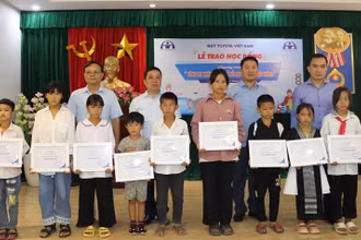 Đại diện lãnh đạo Quỹ Toyota Việt Nam và Ban An toàn giao thông tỉnh Điện Biên trao học bổng cho các em học sinh.
