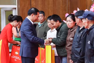 Đồng chí Phó Thủ tướng Bùi Thanh Sơn trao quà Tết tặng các gia đình công nhân, viên chức tại Điện Biên.