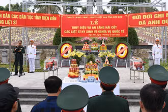 Cán bộ, nhân dân các dân tộc tỉnh Điện Biên dành phút mặc niệm viếng hương hồn các Anh hùng, liệt sĩ.