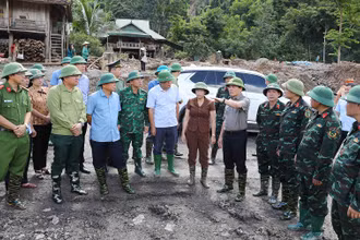 Phó Thủ tướng Trần Lưu Quang kiểm tra tiến độ khắc phục hậu quả lũ quét tại xã Mường Pồn, huyện Điện Biên, tỉnh Điện Biên.