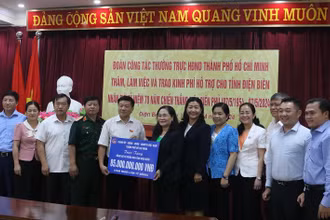 Đồng chí Nguyễn Thị Lệ cùng các thành viên đoàn công tác Thành phố Hồ Chí Minh trao kinh phí hỗ trợ tỉnh Điện Biên.