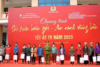 Đại tá Phạm Trường Giang, Phó giám đốc Công an tỉnh Điện Biên trao quà tặng các hộ nghèo ở xã Na Tông.