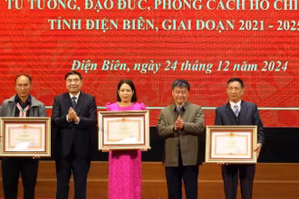 Đồng chí Trần Quốc Cường, Ủy viên Trung ương Đảng, Bí thư Tỉnh ủy Điện Biên và đồng chí Nguyễn Sĩ Quân, Chủ nhiệm Ủy ban Kiểm tra Tỉnh ủy Điện Biên trao Bằng khen của Thủ tướng Chính phủ tặng các tập thể, cá nhân có thành tích xuất sắc trong học tập, làm theo tư tưởng, đạo đức phong cách Hồ Chí Minh.