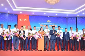 Đồng chí Lê Thành Đô, Chủ tịch Ủy ban nhân dân tỉnh Điện Biên tặng hoa chúc mừng các đồng chí được tín nhiệm bầu vào Ban Chấp hành Hiệp hội Doanh nghiệp tỉnh Điện Biên khóa II.