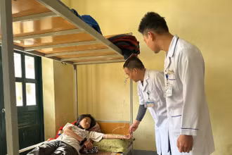 Bác sĩ Trung tâm Y tế huyện Điện Biên chăm sóc học sinh Trường Trung học cơ sở Mường Pồn bị mắc bệnh tả lỵ tại khu cách ly của trường.