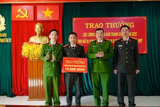Đại tá Phạm Trường Giang, Phó Giám đốc Công an tỉnh Điện Biên trao thưởng các lực lượng phá thành công chuyên án. Ảnh: TRƯỜNG LONG