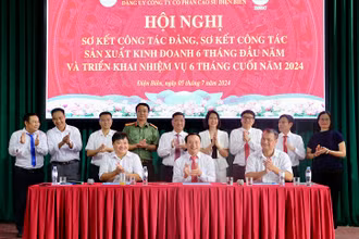 Đại diện các nông trường cao-su Điện Biên, Tuần Giáo, Mường Chà ký kết giao ước thi đua tăng tốc sản xuất, hoàn thành xuất sắc nhiệm vụ.