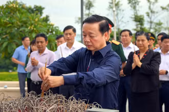 Phó Thủ tướng Chính phủ Trần Hồng Hà dâng hương tưởng nhớ các anh hùng liệt sĩ tại Đền thờ liệt sĩ Chiến trường Điện Biên Phủ trên đồi F.