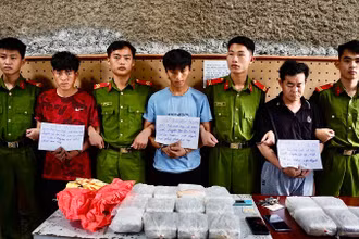 3 đối tượng: Hạ A Ly, Vừ A Hạnh và Hà A Trừ cùng tang vật khi bị lực lượng chức năng bắt giữ. (Ảnh: Công an Điện Biên)