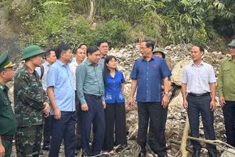 Đồng chí Trần Quang Phương, Ủy viên Trung ương Đảng, Phó Chủ tịch Quốc hội cùng đoàn công tác kiểm tra tiến độ khắc phục hậu quả lũ quét tại xã Huổi Lèng, huyện Mường Chà, tỉnh Điện Biên.