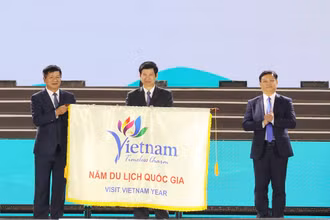 Lãnh đạo Bộ Văn hóa, Thể thao và Du lịch cùng lãnh đạo tỉnh Điện Biên trao cờ đăng cai tổ chức Năm Du lịch quốc gia 2025 cho tỉnh Thừa Thiên Huế.