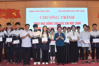 Đồng chí Nguyễn Thị Doan, Chủ tịch Hội Khuyến học Việt Nam và đồng chí Lò Văn Phương, Chủ tịch Hội đồng nhân dân tỉnh Điện Biên trao học bổng cho học sinh có hoàn cảnh khó khăn tỉnh Điện Biên.