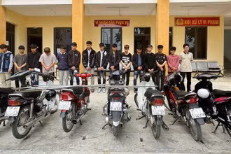 Các đối tượng cùng tang vật tại cơ quan Công an. (Ảnh: Công an Điện Biên)