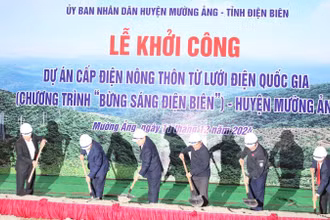 Các đồng chí lãnh đạo Tỉnh ủy, Ủy ban nhân dân tỉnh Điện Biên cùng cán bộ, nhân dân huyện Mường Ảng thực hiện nghi thức khởi công dự án cấp điện nông thôn tại bản Chan 3.