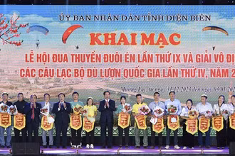 Đại diện lãnh đạo tỉnh Điện Biên, lãnh đạo thị xã Mường Lay, tỉnh Điện Biên trao cờ lưu niệm cho các đội tham gia đua thuyền đuôi Én và Giải vô địch các câu lạc bộ dù lượn.