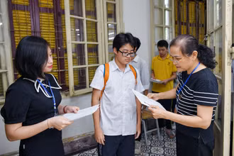 [Ảnh] Học sinh Hà Nội làm thủ tục dự thi tuyển sinh vào lớp 10