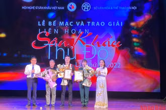 Ban Tổ chức trao Huy chương Vàng vở diễn cho đại diện ba đơn vị nghệ thuật.