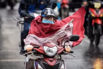 [Ảnh] Hà Nội 12 độ C, người dân chật vật đi làm trong mưa lạnh